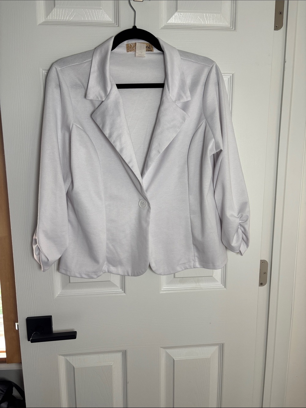 Hybrid & Company White Single-Button Blazer with Ruched Three-Quarter Sleeves